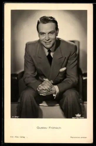 AK Schauspieler Gustav Fröhlich, sitzend im Anzug