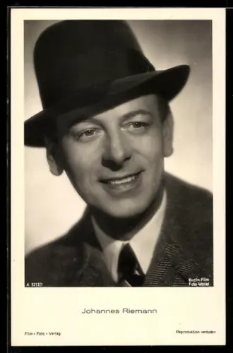 AK Schauspieler Johannes Riemann, mit Hut