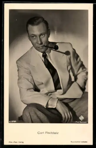 AK Schauspieler Carl Raddatz mit Tabakpfeife