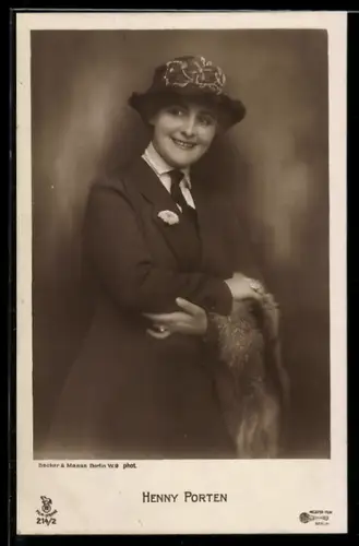 AK Schauspielerin Henny Porten mit Hut und Pelz