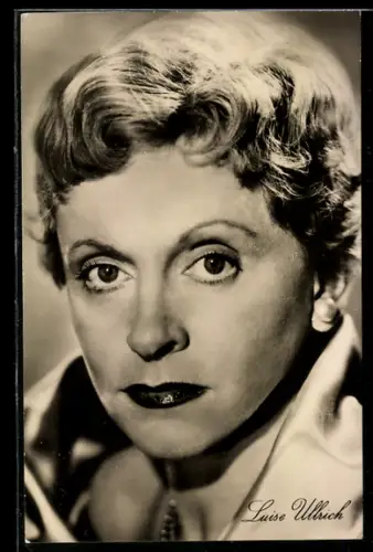 AK Schauspielerin Luise Ullrich mit schöner Perlenkette und Perlenohringen