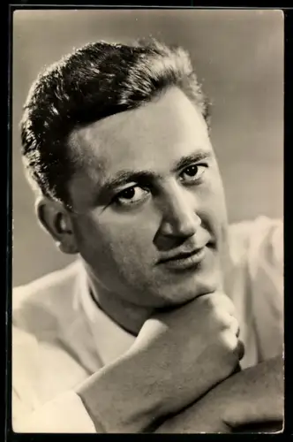 AK Schauspieler Herbert Ballmann stützt den Kopf auf die Hände