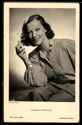 AK Schauspielerin Kirsten Heiberg mit Zigarette