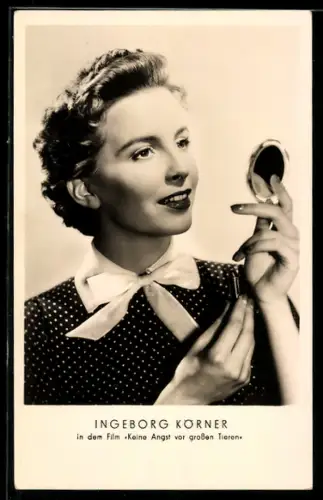 AK Schauspielerin Ingeborg Körner mit Spiegel in den Händen