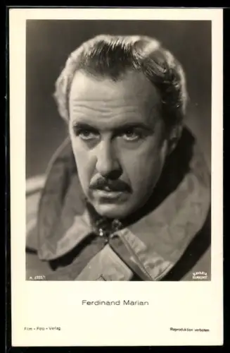 AK Schauspieler Ferdinand Marian, im Ausgehmantel gesehen