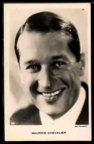 AK Schauspieler Maurice Chevalier mit lächelndem Gesicht