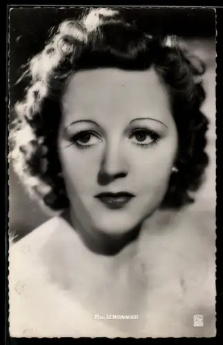AK Schauspielerin Meg Lemonnier mit Pelz