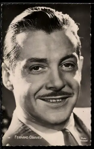 AK Schauspieler Fernand Gravey mit freundlichem Lächeln