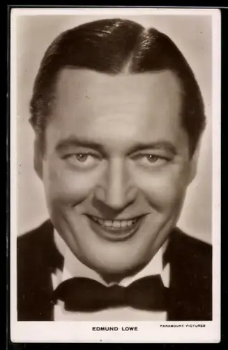 AK Schauspieler Edmund Lowe lächelnd mit Fliege posierend