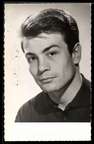 AK Schauspieler Claude Titre mit ausdruckslosem Gesicht in die Kamera