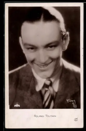 AK Schauspieler Roland Toutain mit Anzug und gestreifter Krawatte