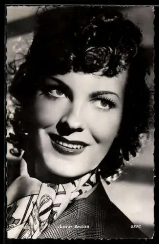 AK Schauspielerin Junie Astor mit Locken, Tweed-Jackett und Seidenhalstuch