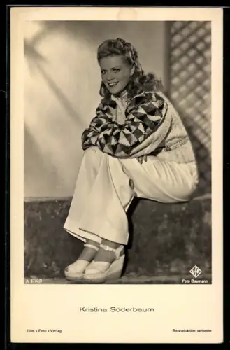 AK Schauspieler Kristina Söderbaum, niedlich sitzend und lächelnd