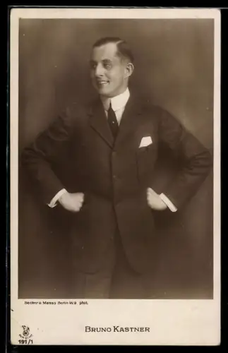 AK Schauspieler Bruno Kastner mit Händen auf den Hüften