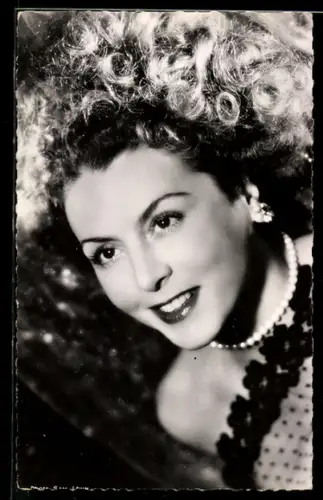 AK Schauspielerin Renèe Saint-Cyr lächelnd mit toller Frisur