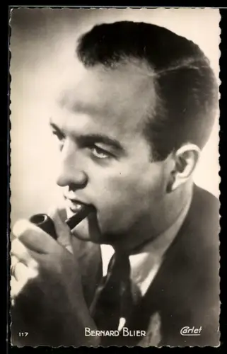 AK Schauspieler Bernard Blier mit Pfeife im Mund