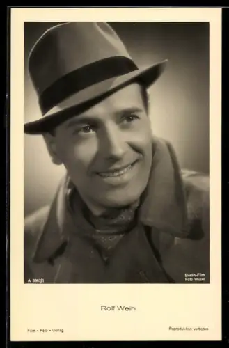 AK Schauspieler Rolf Weih in Halstuch und Hut porträtiert