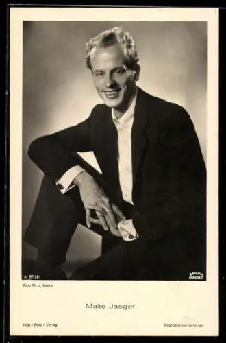 AK Schauspieler Malte Jaeger mit verschränkten Händen