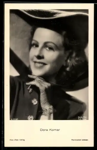 AK Schauspielerin Dora Komar lächelnd mit Handschuhen und Hut porträtiert