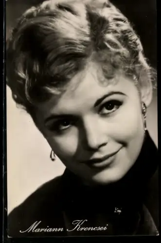 AK Schauspielerin Mariann Krencsei mit lockigem Haar und Ohrschmuck