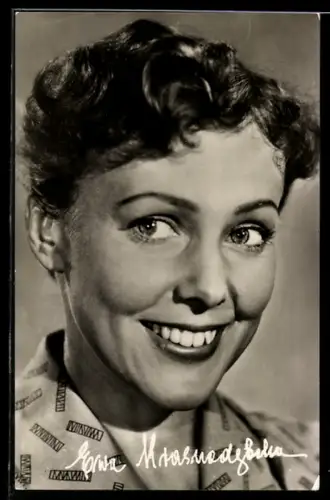 AK Schauspielerin Ewa Krasnodebska in gemustertem Hemd lächelt freundlich