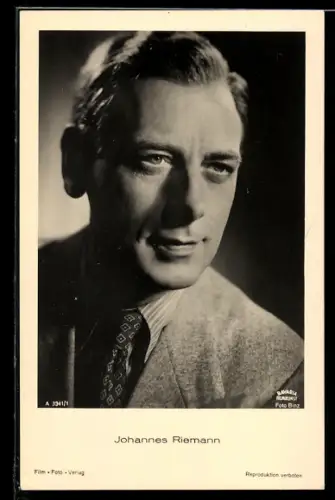 AK Schauspieler Johannes Riemann im Anzug