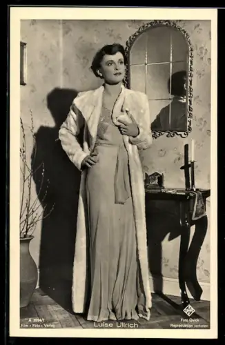 AK Schauspielerin Luise Ullrich vor dem Spiegel stehend