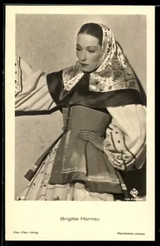 AK Schauspielerin Brigitte Horney im Kostüm