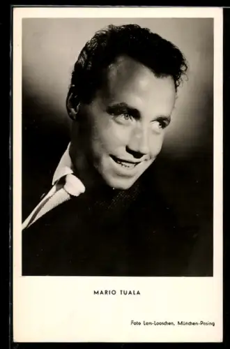 AK Schauspieler Mario Tuala im Anzug zur Seite lächelnd