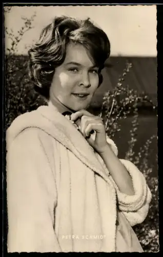 AK Schauspielerin Petra Schmidt im flauschigen Mantel