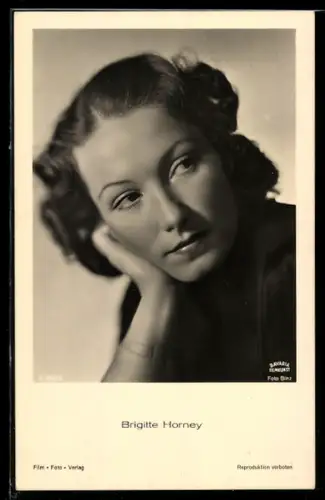 AK Schauspielerin Brigitte Horney stützt ihren Kopf auf ihre Hand