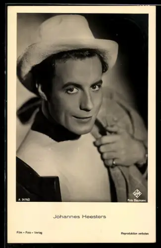 AK Schauspieler Johannes Heesters frech mit Hut