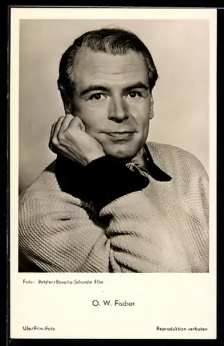 AK Schauspieler O. W. Fischer den Kopf auf der Hand abstützend