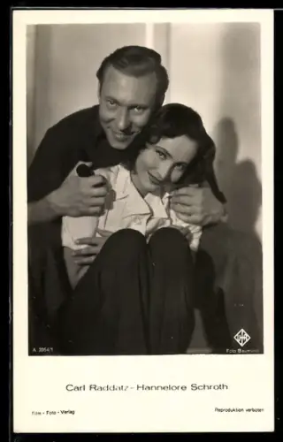 AK Schauspieler Carl Raddatz und Hannelore Schroth als verliebtes Pärchen