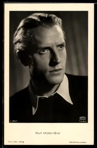 AK Schauspieler Kurt Müller-Graf im Pullover mit ernsten Blick porträtiert