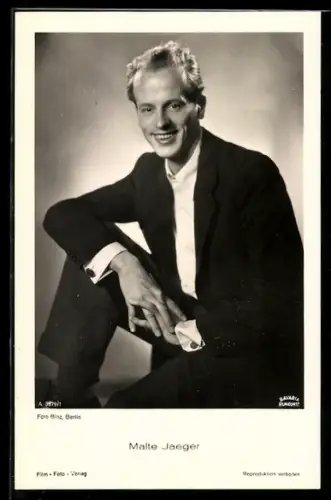 AK Schauspieler Malte Jaeger mit verschränkten Händen