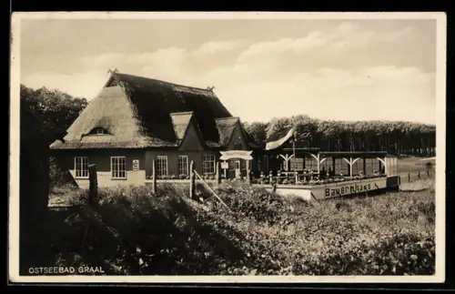 AK Graal, Café Bauernhaus in der Aussenansicht, Aussenbereich für Gäste und Umgebung