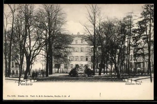 AK Berlin-Pankow, Partie im Amalien-Park mit Kunstwerk