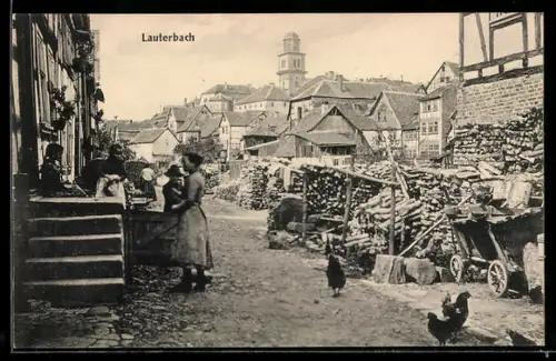 AK Lauterbach, Ortspartie mit gestapeltem Holz und Hühnern im Jahr 1925