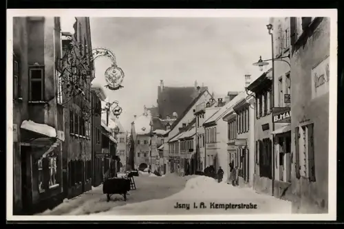 AK Isny i. A., Verschneite Partie in der Kempterstrasse mit Geschäften