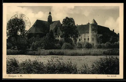 AK Dargun i. M., Blick auf das Schloss vom Teich aus