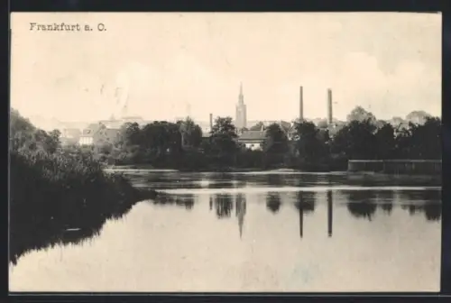 AK Frankfurt a. O., Stadtansicht mit Kirche und Fabrikschornsteinen am Fluss