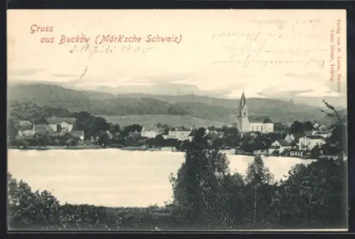AK Buckow /Märkische Schweiz, Ortsansicht mit Kirche und See