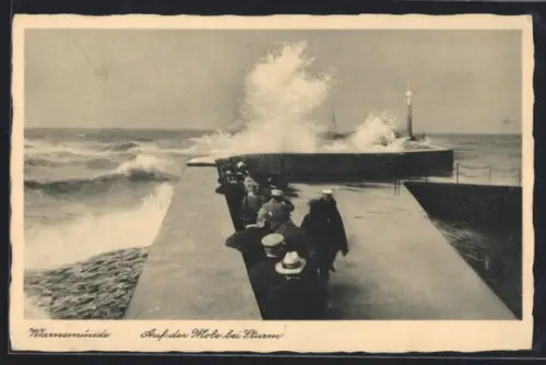 AK Warnemünde, Auf der Mole bei Sturm