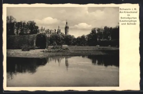 AK Schwerin i. M., Kreuzkanal, Schlossgarten, Laubengänge, Schloss