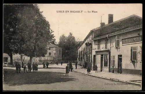 AK L`Isle-en-Rigault, La Place et l`Hôtel du Cheval Blanc