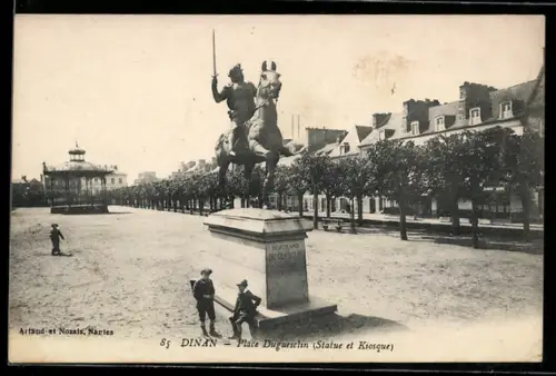 AK Dinan, Place Duguesclin, Statue et Kiosque