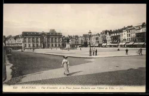 AK Beauvais, Vue d`ensemble de la Place Jeanne-Hachette avec l`Hôtel de Ville