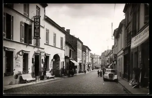 AK Saint-André-de-Cubzac /Gironde, La Rue Nationale avec l`Hôtel Lion de l`Or