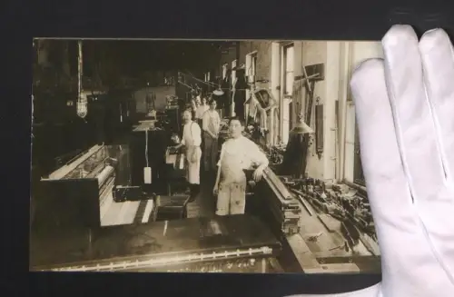 Fotografie Harrington & Co. Pianofabrik, Piano Bauer bei der Arbeit in der Werkstatt